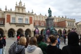 Kraków. Na Rynku Głównym stanął drugi pomnik Adama Mickiewicza