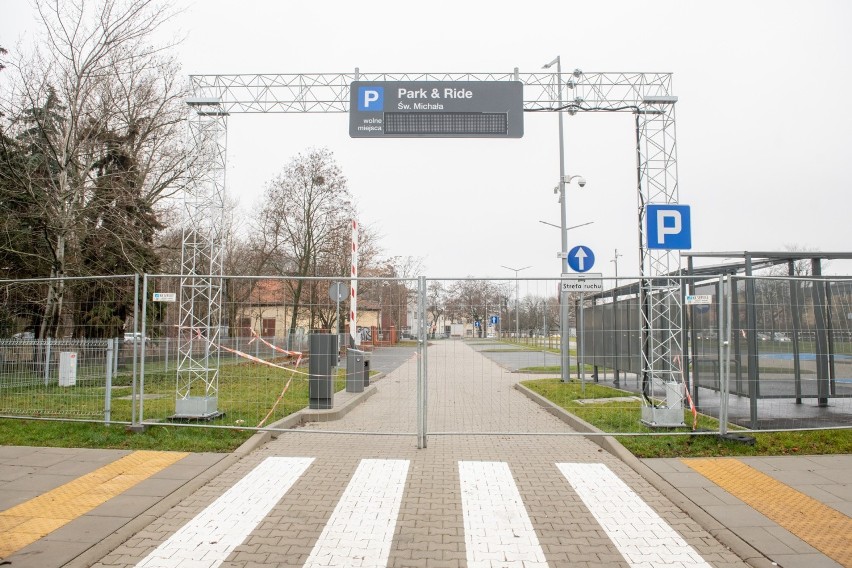 Po parkingu Park&Ride (parkuj i jedź)  przy ulicy...