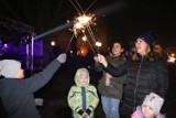 Koszęcin: pożeganie starego i powitanie nowego roku na rynku w Koszęcinie. Były m.in. występ grupy Averse i pokaz sztucznych ogni ZDJĘCIA