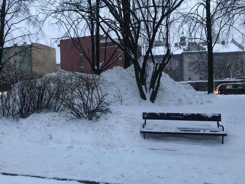 Śniegowa góra w okolicy ul. Dąbrowskiego w Rzeszowie [ZDJĘCIA CZYTELNIKA]