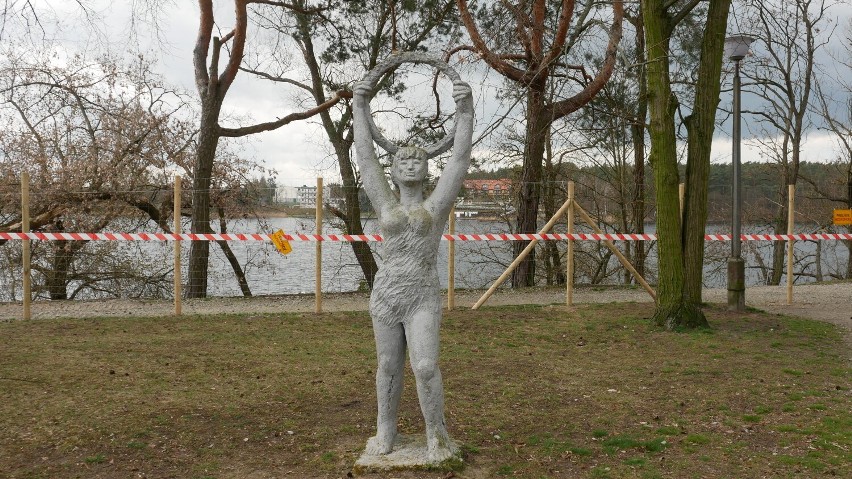 Rzeźba ukazuje stojącą postać kobiety  – personifikację...