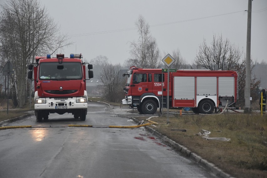 Trwa dogaszanie pożaru przy ul. Kleszczowskiej w Żorach