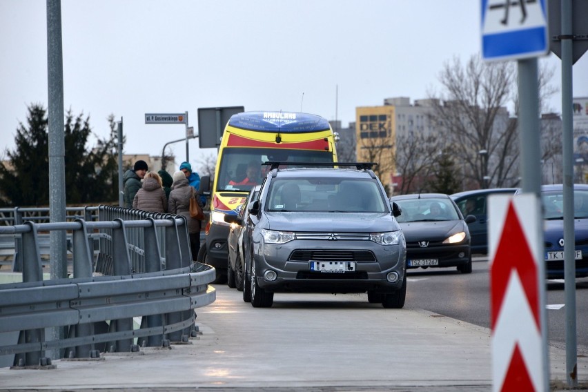 Wypadek w Kielcach. Trzy nastolatki potrącone na przejściu dla pieszych