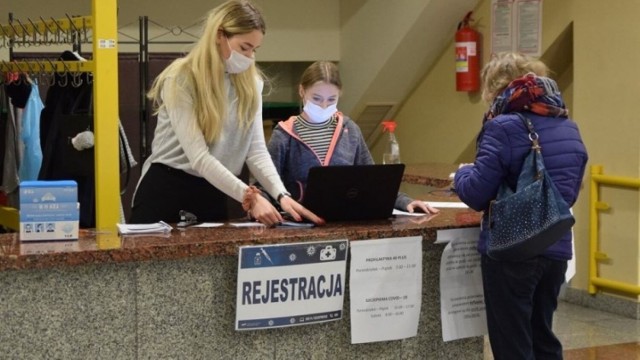 - Punkt Szczepień Powszechnych natomiast, który mieści się w budynku hali czynny będzie tylko w poniedziałki, w godzinach od 10.00 do 17.00, z wyjątkiem świąt. Zmiana funkcjonowania punktu szczepień nastąpi od 4 kwietnia 2022 r. - czytamy w komunikacie inowrocławskiego ratusza