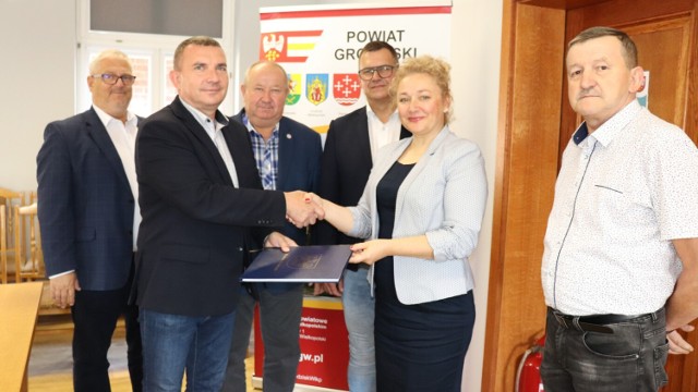 Zdjęcie wykonane w 2020 roku, podczas podpisania umowy przez Zarząd Powiatu z Haliną Sroczyńską