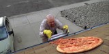 Fani wrzucają pizzę na dom Waltera White'a. Twórca Breaking Bad zabrał głos w sprawie [WIDEO]