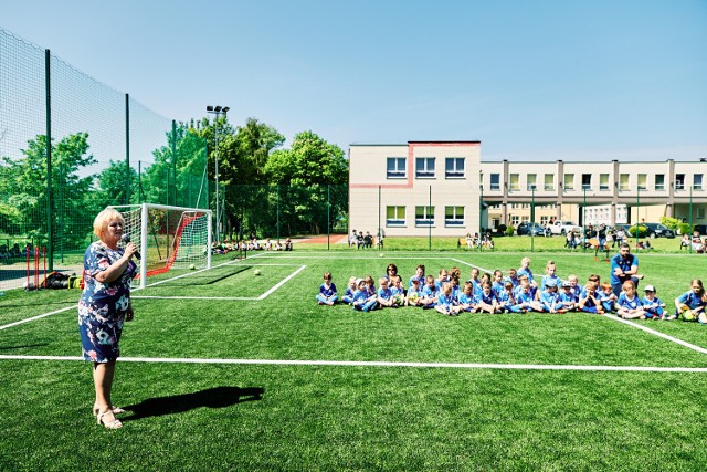 Wójt Bernardeta Borkowska i najmłodsi użytkownicy Orlika