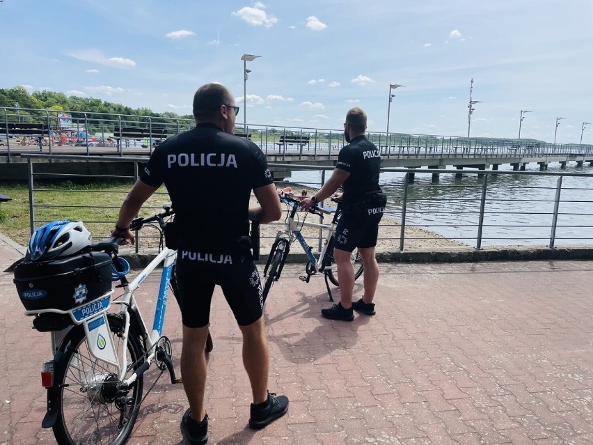 Rowerowe policyjne patrole w miejscach wypoczynku i kąpieli nad jeziorem Miedwie