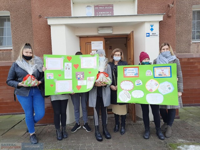 Życzenia i laurki od młodzieży 2-5 Hufca Pracy dla seniorów w DPS we Włocławku.