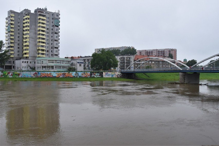 Poziom wody w Odrze w Opolu zaczyna opadać, w mieście...