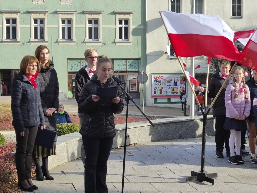 Duszniki-Zdrój. Uczniowie odśpiewaniem hymnu rozpoczęli obchody 11. listopada