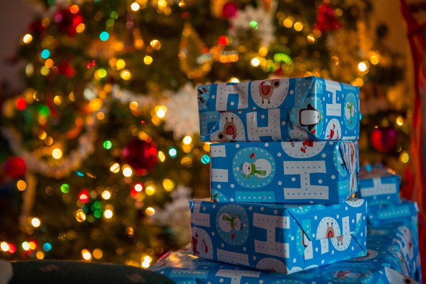 Gwiazdkowe prezenty, jedzenie, świąteczne dekoracje, grzane...