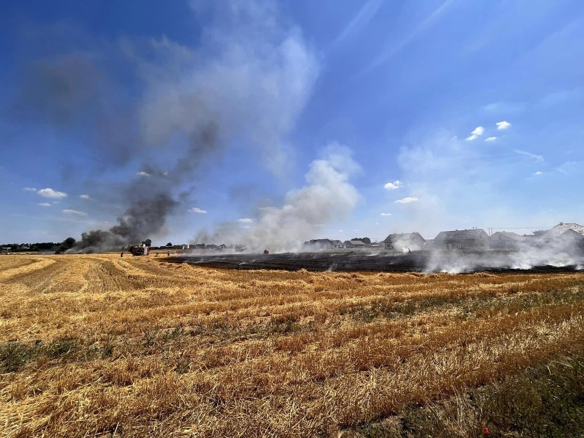 Pożar w Żydowie. Paliła się prasa rolnicza, słoma i ściernisko