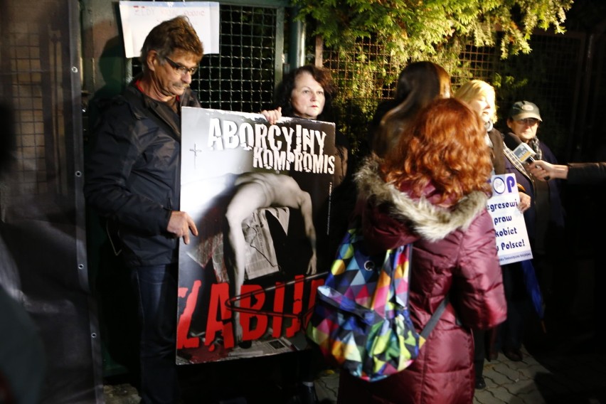 Protest kobiet przed domem Jarosława Kaczyńskiego. "On...