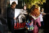 Protest kobiet przed domem Jarosława Kaczyńskiego. "On wchodzi w naszą prywatność" [ZDJĘCIA, WIDEO]