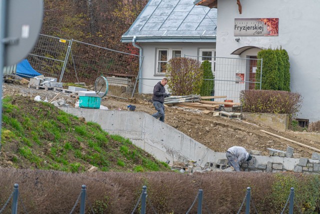 Trwa remont skweru między ul. Zdrojową a ul. Pocztową w Krynicy-Zdroju.