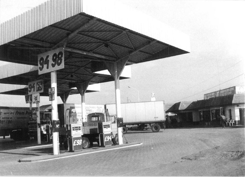Stacja paliw w Bąkowie na trasie Kluczbork-Olesno.