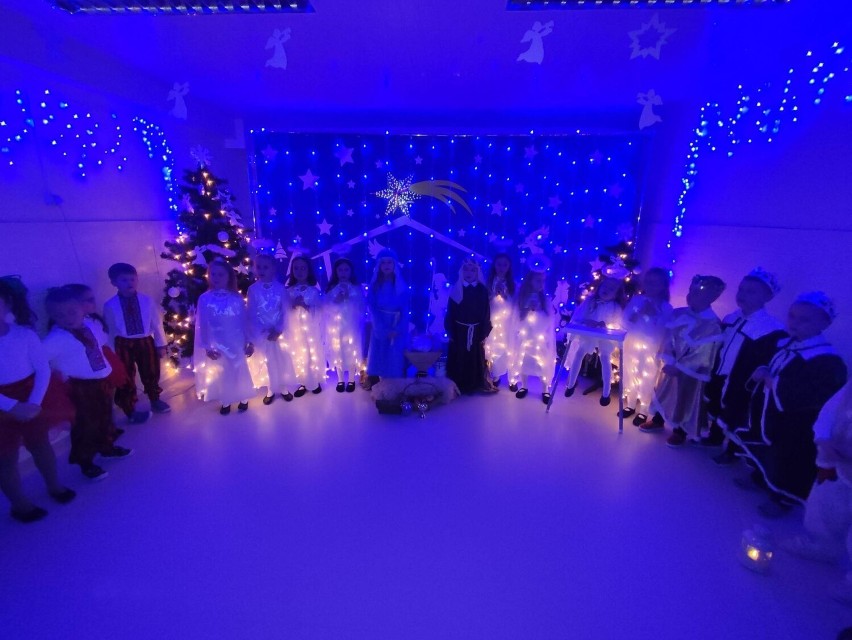 Jasełka bożonarodzeniowe w Przedszkolu numer 1 w Jędrzejowie. Piękne występy i wspólna wigilia. Zobaczcie zdjęcia