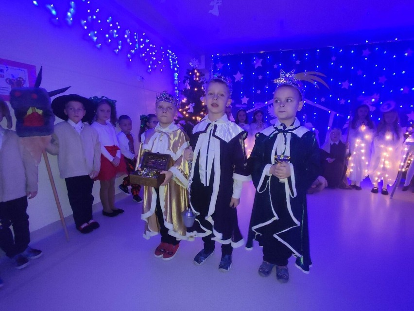 Jasełka bożonarodzeniowe w Przedszkolu numer 1 w Jędrzejowie. Piękne występy i wspólna wigilia. Zobaczcie zdjęcia