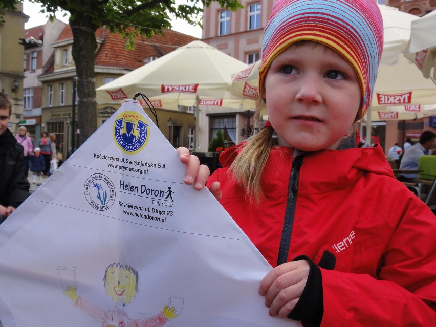 Na Rynku w Kościerzynie dzieci i rodzice przygotowywali latawce w akcji Dziennika Bałtyckiego