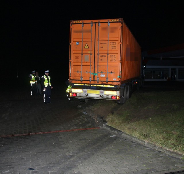 W poniedziałek (19 grudnia) około 18.20 na drodze krajowej nr 91 doszło do tragicznego zdarzenia drogowego. Ze wstępnych ustaleń policjantów pracujących na miejscu wynika, że kierujący fiatem seicento 46-letni mieszkaniec powiatu świeckiego, wyjeżdżając z drogi podporządkowanej wjechał wprost pod nadjeżdżającego TIR-a.