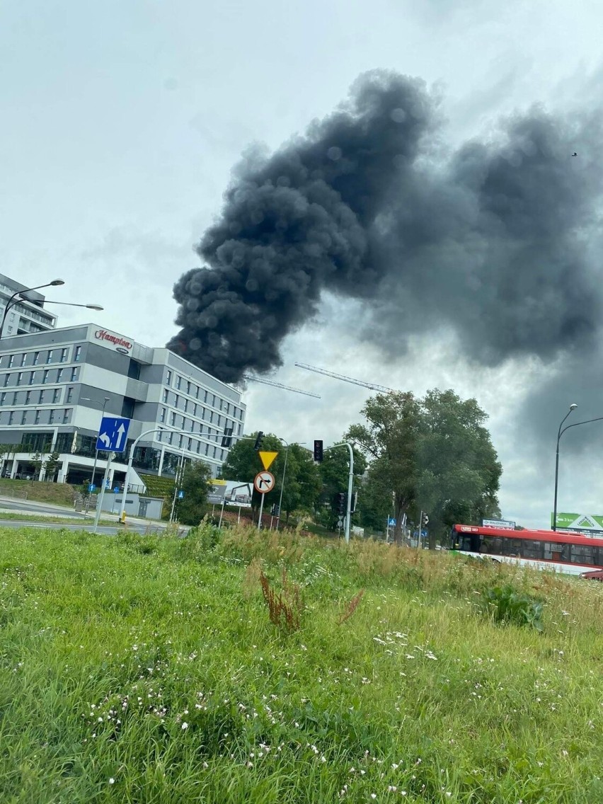 Lublin. Gęste kłęby dymu nad miastem. Pali się elewacja budynku przy ulicy Północnej. Zdjęcia i wideo 