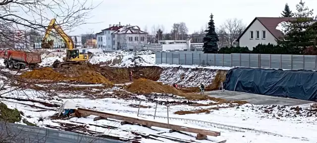 W Jędrzejowie rozpoczęto budowę nowej inwestycji mieszkaniowej "Nowa Szansa". Na zdjęciu widać początkowe prace z 22 stycznia 2024 roku. Zobacz na kolejnych slajdach wizualizacje powstającego apartamentowca
