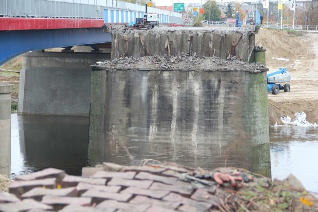 W Międzychodzie trwa rozbiórka starego mostu przez rzekę Wartę (2.11.2020).