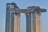 Dubaj dla odważnych. Hotel Sky View oferuje gościom szklaną zjeżdżalnię 220 m nad ziemią