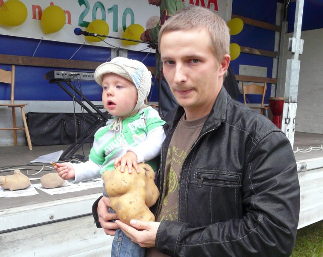 Łukasz Kowalczyk z synem i ziemniakiem-rekordzistą o wadze 1,6 kg