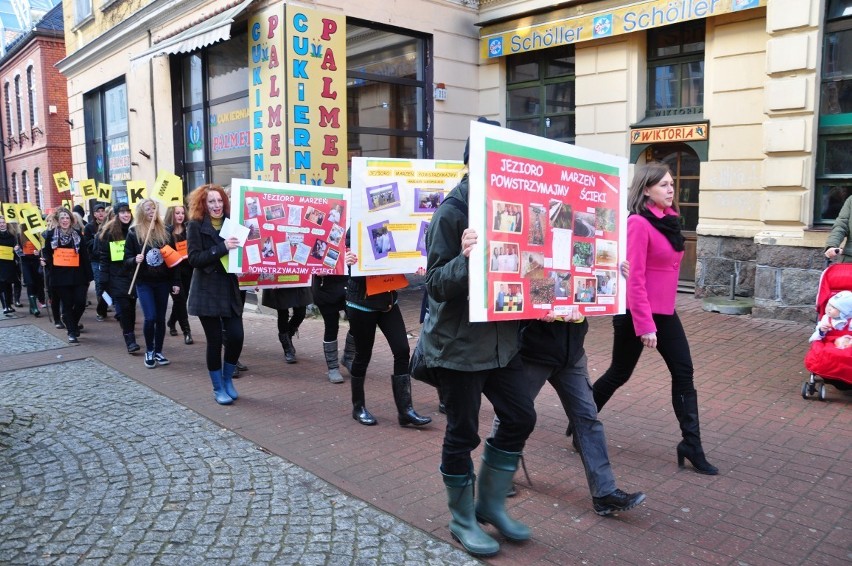 Ekologiczny happening na Rynku w Kartuzach - &quot;Jezioro marzeń - powstrzymajmy ścieki&quot;