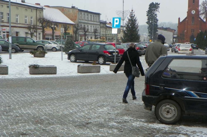Wyrzysk: po zmianach na parkingu przy placu Wojska Polskiego brakuje miejsc