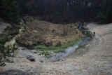 Sztoła w Bukownie "wyłączona"? W malowniczej dolinie rzeki płynie już tylko mały strumyk. Można przejść go "suchą stopą" [ZDJĘCIA]