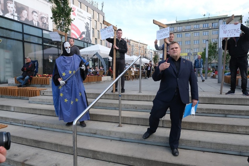 Happening Młodzieży Wszechpolskiej na rynku w Katowicach;...