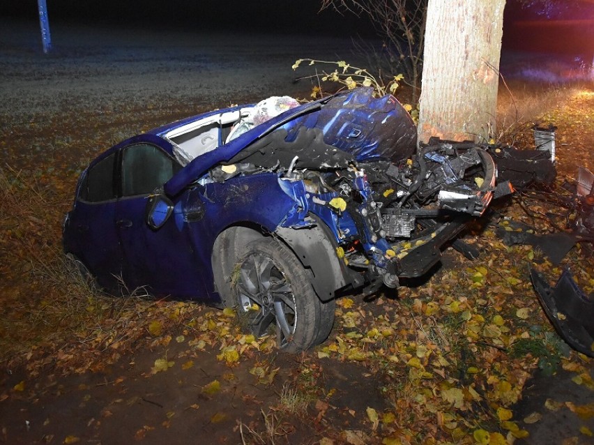 Mieszkaniec gminy Przechlewo rozbił auto o drzewo. Z poważnymi obrażeniami trafił do szpitala
