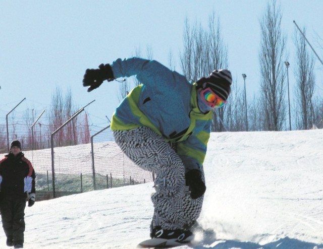 Narciarze i snowboardziści korzystają jeszcze ze śniegu w tym sezonie