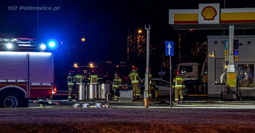 Wyciek paliwa na stacji benzynowej przy ulicy Złotoryjskiej w Legnicy. Jak do tego doszło? [ZDJĘCIA]