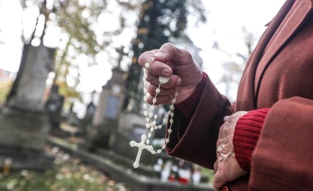 Dzień Zaduszny. W Polsce tradycja tego święta zaczęła się tworzyć w XII w., a z końcem XV w. była już znana w całym kraju