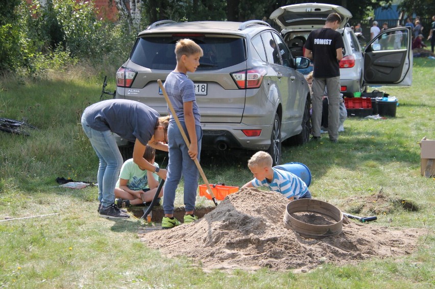 Archeolodzy kopali na boisku w Biadkach. Co znaleźli? [ZDJĘCIA]