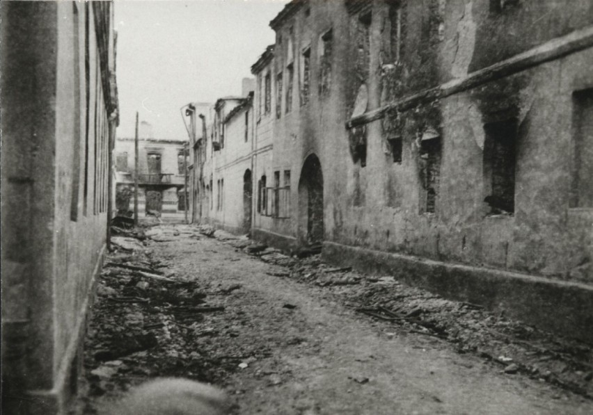 Ruiny zburzonych domów w centrum miasta (1939 r.)