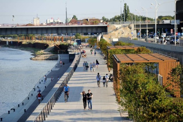 Latem 2017 roku gotowa ma być kolejna część bulwarów od mostu Świętokrzyskiego do mostu Śląsko-Dąbrowskiego. Znajdzie się tam promenada spacerowa, ścieżka rowerowa i pawilony usługowe, a poza tym przejście podziemne na bulwary od strony ul. Bednarskiej. Na ten cel przeznaczono 62 mln zł.