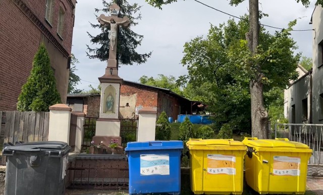 Na ulicy Poniatowskiego 50 w Zabrzu utworzono nowe miejsce składowania odpadów komunalnych. Problemem jest fakt, że w miejscu tym znajduje się również krzyż.