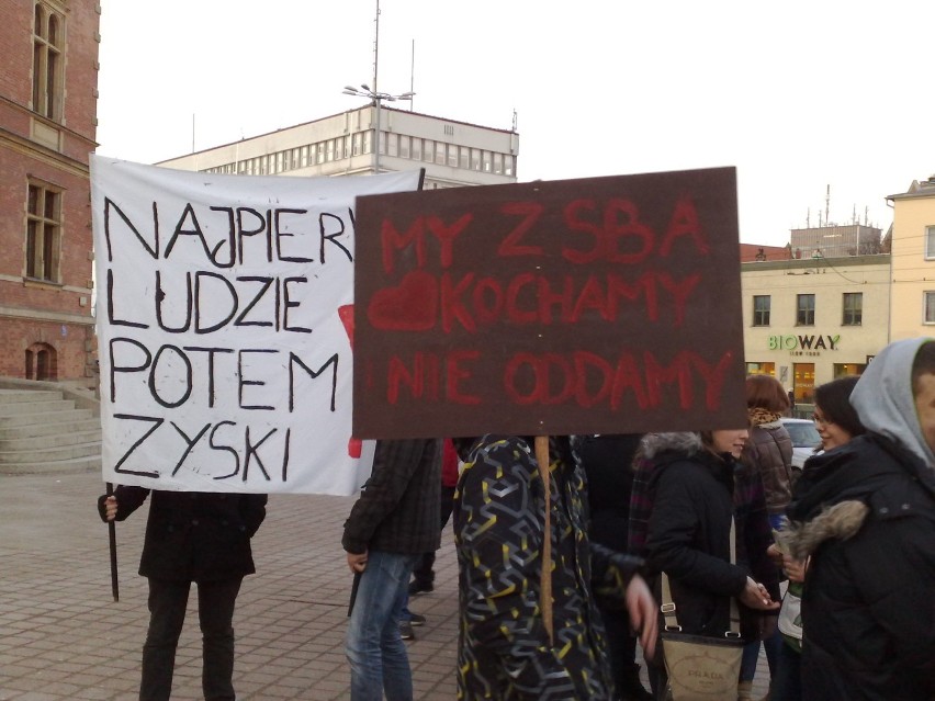 "Łapy precz od naszych szkół!", "Najpierw ludzie, potem...