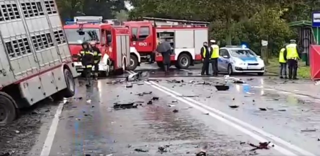 Do zderzenia samochodu ciężarowego z samochodem osobowym doszło dziś o godz. 9.30 w miejscowości Niewierz pod Brodnicą. Dwie osoby z osobówki zginęły na miejscu. Samochód ciężarowy przewoził trzodę chlewną. 


