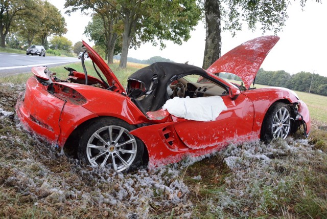 Kolizja na drodze krajowej nr 24: Porsche wypadło z drogi