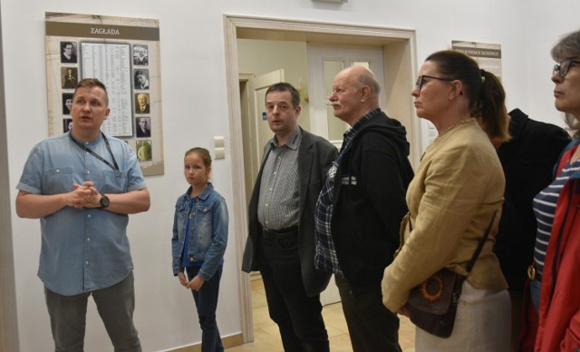 Podczas Nocy Muzeów wielkim zainteresowaniem cieszyła się wystawa poświęcona malborskim żydom. Oprowadzał Tomasz Agejczyk, dyrektor Muzeum Miasta Malborka.