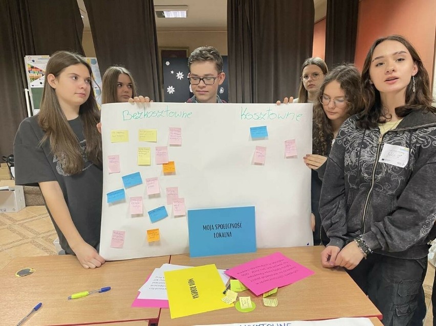 Uczniowie z ostrowieckiego Staszica gościli uczniów z  IV Liceum Ogólnokształcącego w Kielcach w ramach projektu "Aktywni i Odpowiedzialni"