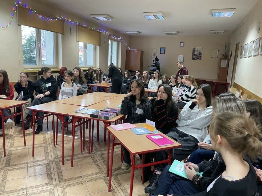 Uczniowie z ostrowieckiego Staszica gościli uczniów z  IV Liceum Ogólnokształcącego w Kielcach w ramach projektu "Aktywni i Odpowiedzialni"