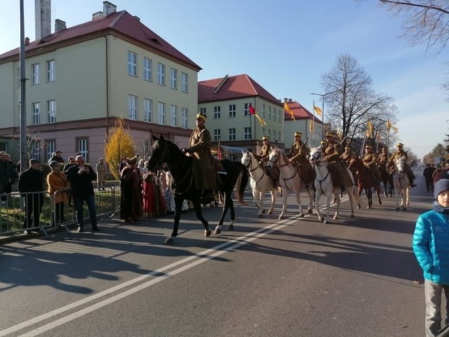 Uroczysty przemarsz z kościoła na Cmentarz Katedralny prowadziła sandomierska kawaleria.