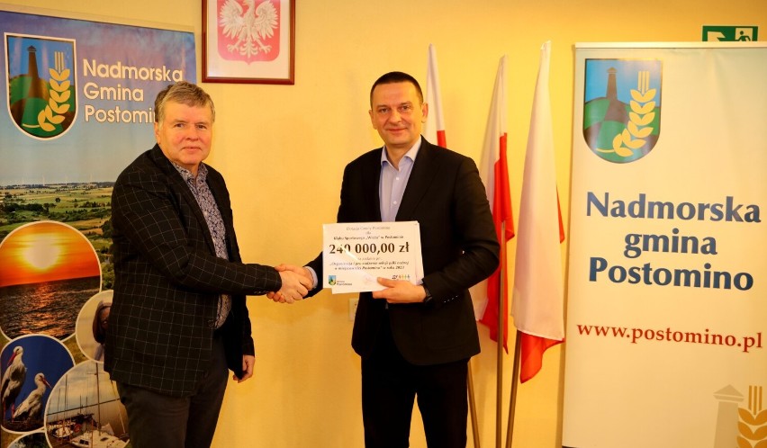 Od lewej: Marek Leśniewski - wiceprezes Wieży Postomino i...